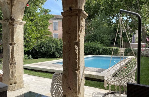 Pelissanne House | Town house with swimming pool and private garden