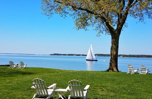 Oxford Apartment | Town View King Apartment with Private Beach - Walk to shops and restaurants