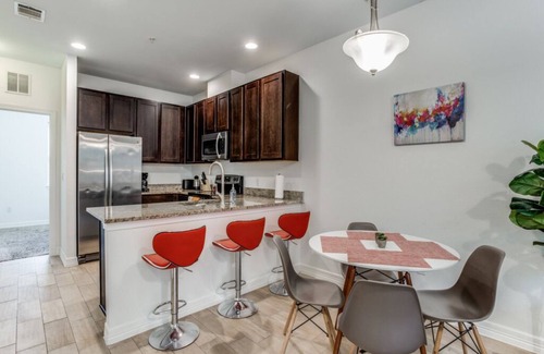 North University Apartment | Townhome 3BR Next to UT W Garage 4193