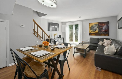 Countryside House | Townhome in No VA, 40 Mins to DC, Pets OK, Fast WiFi