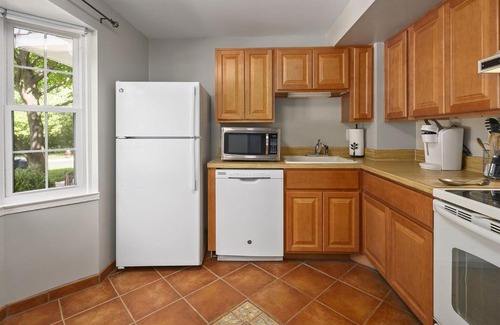 Countryside House | Townhome in No VA, 40 Mins to DC, Pets OK, Fast WiFi