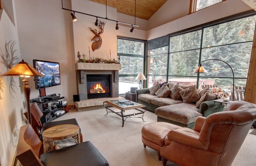 Keystone House | Townhome with Private Hot Tub, Garage and W/D and Private Grill!