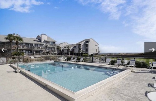 East End House | Townhome with Ocean View and Community Pool. Walk to the Beach!