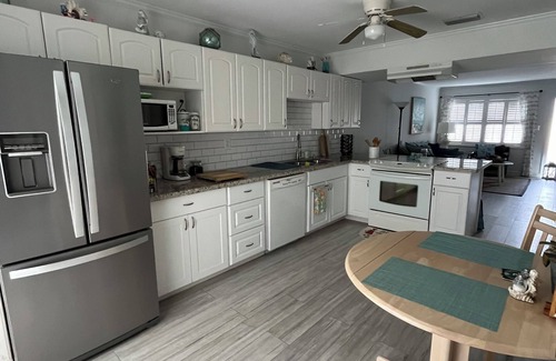 Deerfield Beach House | Townhouse 2 bd/2 1/2 bath Within walking distance to everything