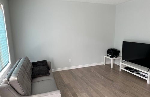 Ottawa Division House | TOWNHOUSE 2 BED 1.5 BATH PLUS BASEMENT - AIR BEDS AVAILABLE FOR BASEMENT