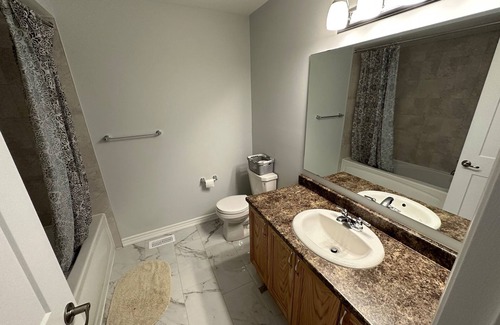 Ottawa Division House | TOWNHOUSE 2 BED 1.5 BATH PLUS BASEMENT - AIR BEDS AVAILABLE FOR BASEMENT