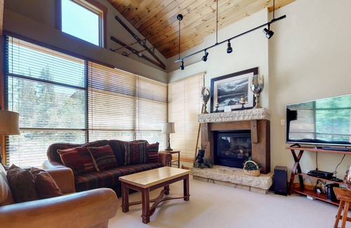 Keystone House | Townhouse Near the Slopes with Shared Heated Pool & Hot Tubs