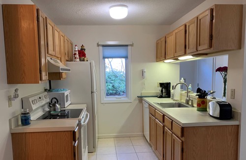 Brewster House | Townhouse Private, End unit. AC, 50 yards to Pools