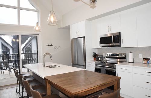 Canmore House | Townhouse w/Garage in PRIME LOCATION - Sleeps 8 + Pool and Hot Tub