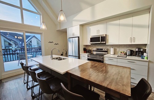 Canmore House | Townhouse w/Garage in PRIME LOCATION - Sleeps 8 + Pool and Hot Tub