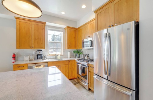 McCall House | Townhouse w/Garage: Walk to Payette Lake Beach!