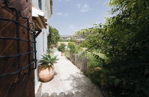 Guajar Faraguit House | Townhouse w private pool & garden, mountain views, A/C, WiFi, Netflix