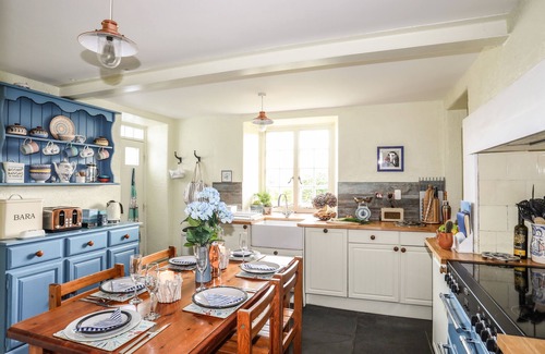 Trearddur Bay Cottage | TOWYN LODGE, family friendly, with a garden in Trearddur Bay