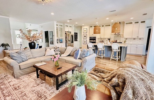 Palm Valley House | TPC Luxury Retreat-1 mile from TPC entrance