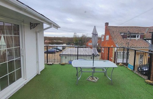 Irstead House | Tracara in Horning, riverside location sleeps 8. Family & Pet friendly.