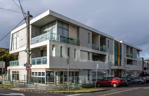 Moonee Ponds Apartment | Trackside Escape by Moonee Valley Racecourse