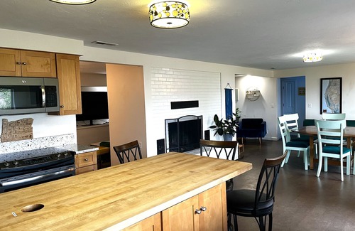 College Hill House | Tracktown & Duck fans enjoy! Sleeps 6, Spacious 1600sq ft + private yard!