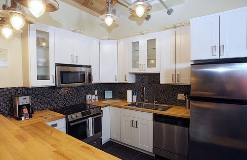 Lindsborg Apartment | Tradhuset: Swedish "IKEA" Treehouse w/Shaded Deck