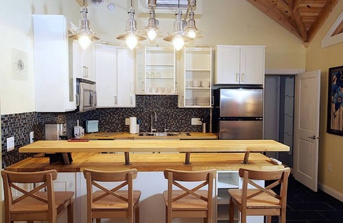 Lindsborg Apartment | Tradhuset: Swedish "IKEA" Treehouse w/Shaded Deck