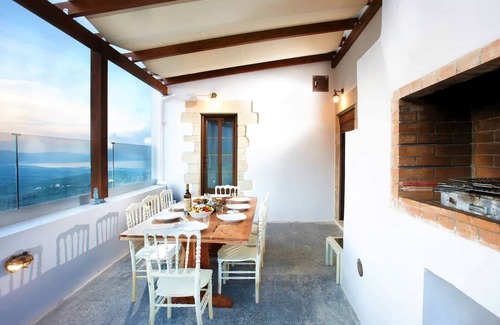Filaki Villa | Traditional 4bd villa with view,rooftop pool,BBQ!