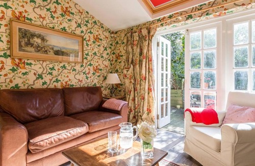 Town Apartment | Traditional and Colourful 2BR Garden Flat in Parsons Green