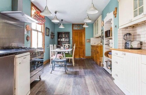Town Apartment | Traditional and Colourful 2BR Garden Flat in Parsons Green