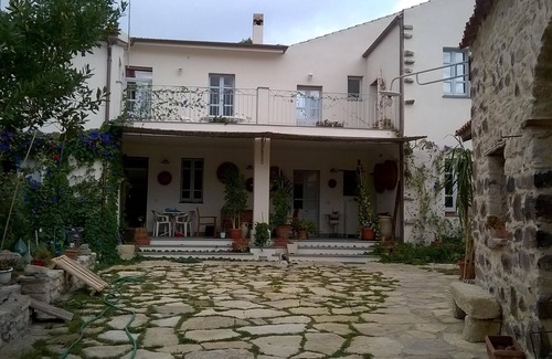 Mogoro House | Traditional and cozy house with garden and inner courtyard in the historic center