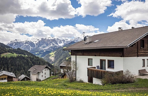 La Valle Apartment | Traditional Apartment "Confolia 2" with Balcony, Mountain View & Wi-Fi