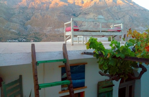 Akoumia House | Traditional art house with garden and panoramic view