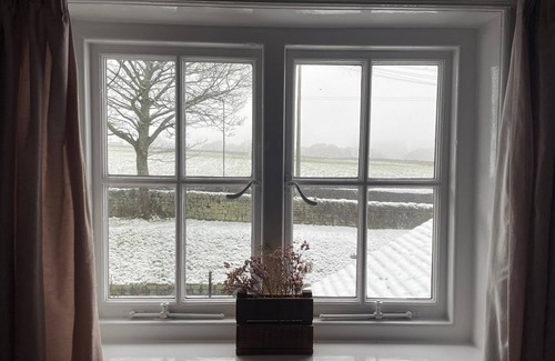 Holmfirth Cottage | Traditional cottage with stunning views and walks on the doorstep.