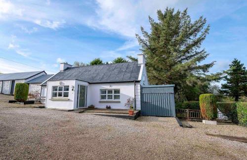 Donegal House | Traditional Cottage with Private Hot Tub in the Heart of Donegal
