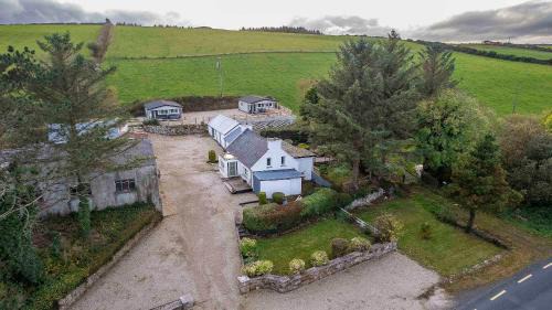 Donegal House | Traditional Cottage with Private Hot Tub in the Heart of Donegal