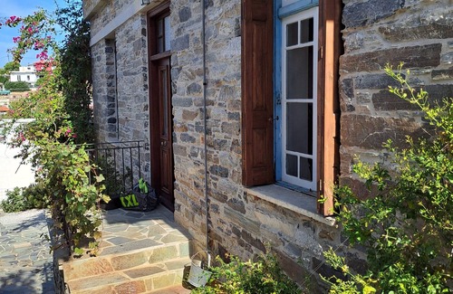 Marmari Villa | Traditional renovated stone house - 5 min from the beach!