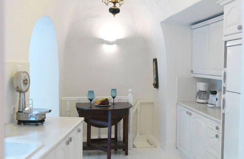Oia Villa | Traditional Santorini Villa | Adrales Cave House | 3 Bedrooms | Phenomenal Sea.