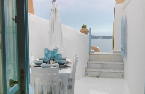Oia Villa | Traditional Santorini Villa | Adrales Cave House | 3 Bedrooms | Phenomenal Sea.