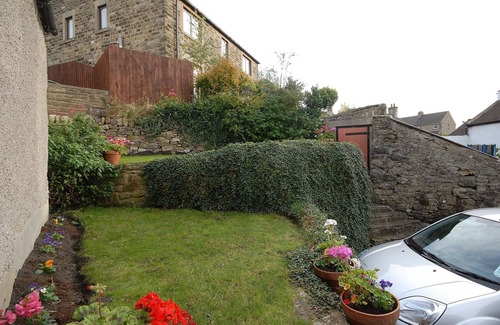 Eyam Cottage | Traditional Stone Cottage With Garden, Parking & WiFi