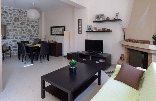 Agios Vasileios House | Traditional Stone Home 30 min. from famous Beaches
