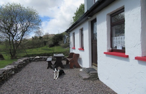 Caherdaniel House | Traditional style Cottage in a quiet location close to the Kenmare Bay