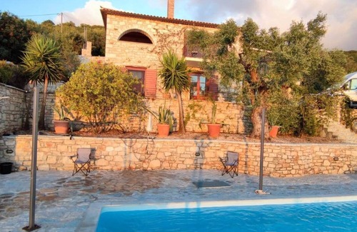 Skinaria Villa | Traditional style 3 bedroom cottage in local stone