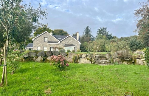 Moycullen House | Traditional style home With 'lake View' 10/15 Minutes From Galway City