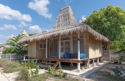 East Sumba House | Traditional style Bungalow with modern amenities, only 10km from Walakiri Beach!