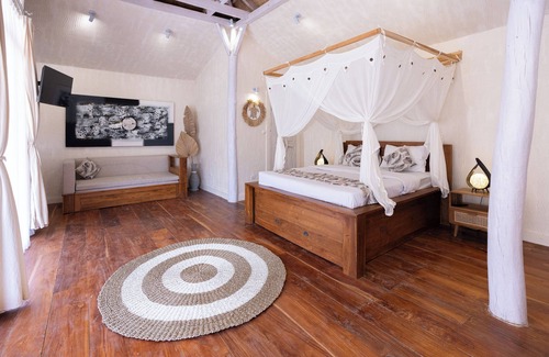 East Sumba House | Traditional style Bungalow with modern amenities, only 10km from Walakiri Beach!