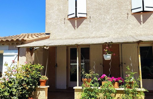 Maillane Villa | Traditional villa located 6 kms from St Remy de Provence and 12 kilometers from Avignon