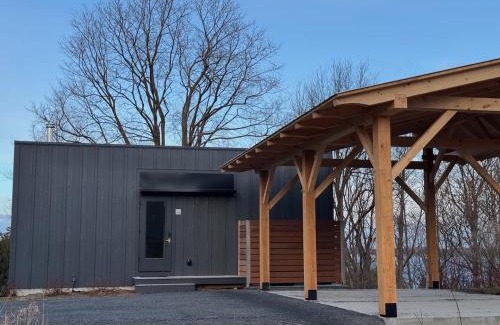 North Hero House | Tradstuga modern lakefront tree cottage with sauna