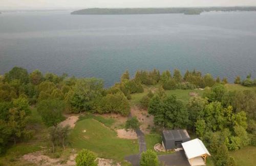 North Hero House | Tradstuga modern lakefront tree cottage with sauna