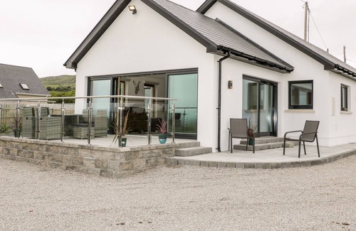 Lettermacaward Cottage | TRAEANNAGH BAY HOUSE, pet friendly in Dungloe, County Donegal
