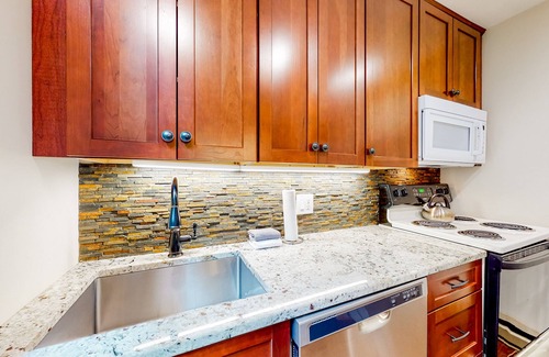 Central Vermont- Killington Condo | Trail Creek 31 | Walk-to-lift condo in Killington with pool, hot tub, gym, sauna