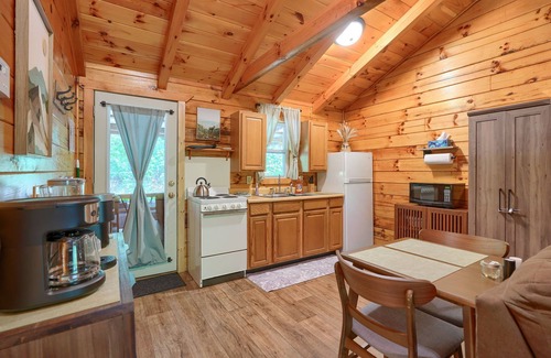South Bloomingville Cabin | Trail Ridge: Pet friendly + private couples cabin w/hot tub in Hocking Hills
