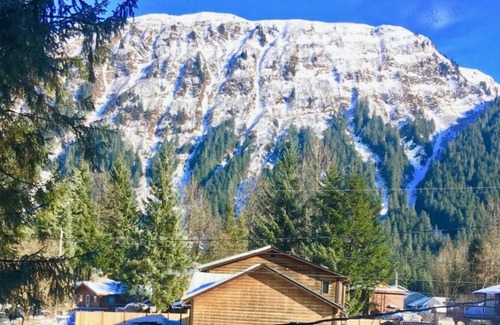 Mendenhaven House | Trailhead Room - Near Mendenhall Glacier, Trails, and Conveniences - DISCOUNTS ON TOURS!