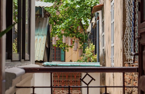 Hoan Kiem House | Train Street View- Hanoi Old Quarter- Tranquil Nest with King-sized bed